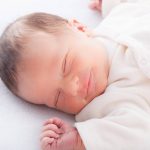 Giải mã tư thế ngủ của trẻ sơ sinh