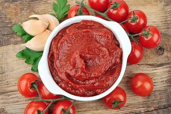 Cách làm sạch nồi bị cháy bằng xốt cà chua