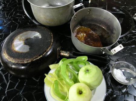 làm sạch xoong nồi bị cháy đen