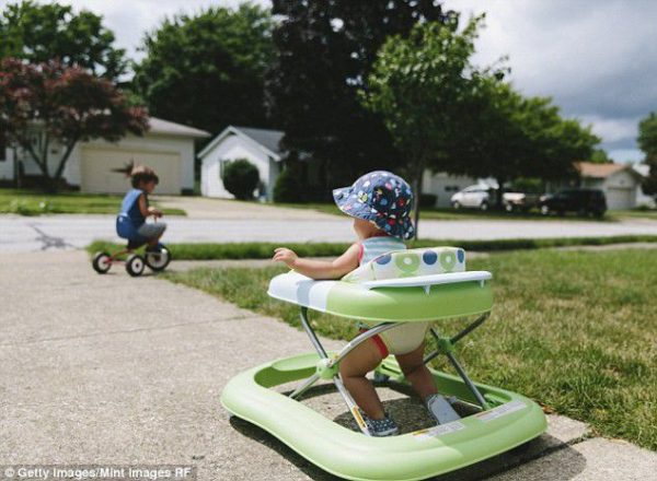 Lý do các bác sĩ Nhi khoa Mỹ khuyên ba mẹ không nên sử dụng xe tập đi cho trẻ em