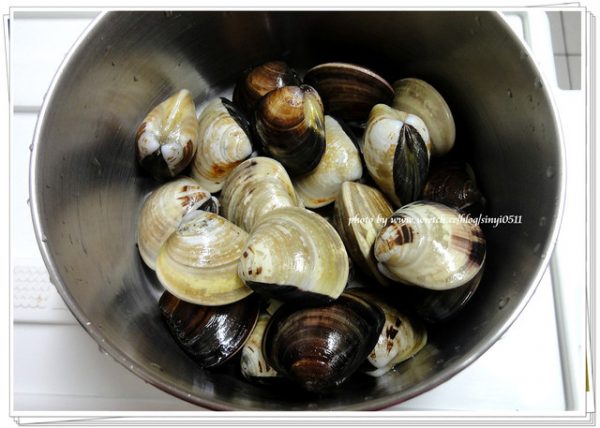 2 cách đơn giản giúp nghêu nhả sạch cát, để mẹ làm món ngon cho cả nhà!