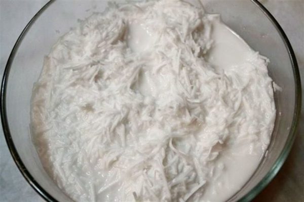 Đun cơm dừa với nước ấm