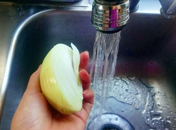 Tại sao thái hành lại cay mắt? Mách bạn một số mẹo nhỏ để không chảy nước mắt khi thái hành.