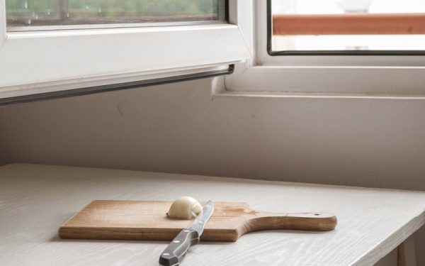 Tại sao thái hành lại cay mắt? Mách bạn một số mẹo nhỏ để không chảy nước mắt khi thái hành.