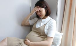 Bà bầu bị đau đầu khi mang thai nên chú ý!