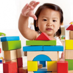Việc mua đồ chơi nhiều cho con không thể lấp đầy khoảng trống của tuổi thơ bản thân ba mẹ