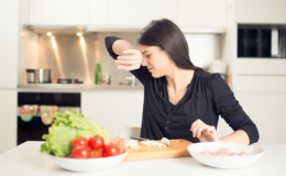 Tại sao thái hành lại cay mắt? Mách bạn một số mẹo nhỏ để không chảy nước mắt khi thái hành.