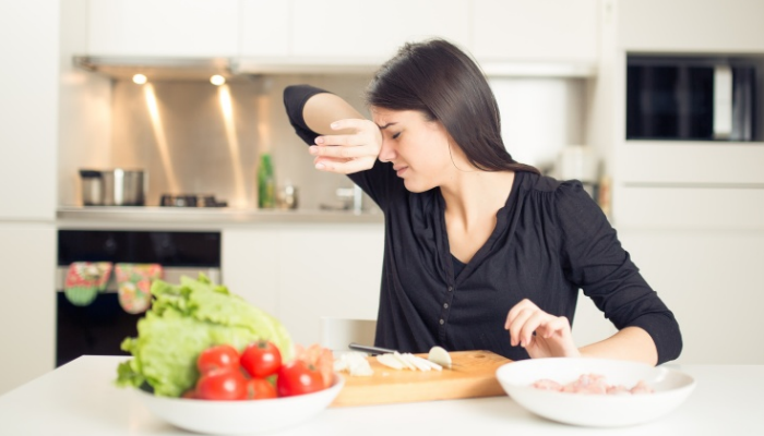 Tại sao thái hành lại cay mắt? Mách bạn một số mẹo nhỏ để không chảy nước mắt khi thái hành.