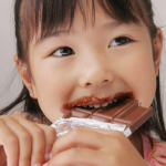 Có nên cho trẻ em ăn socola không? Cùng nghe bác sĩ Nhi khoa nói gì nhé!