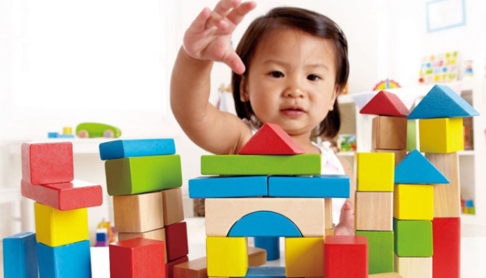 Việc mua đồ chơi nhiều cho con không thể lấp đầy khoảng trống của tuổi thơ bản thân ba mẹ