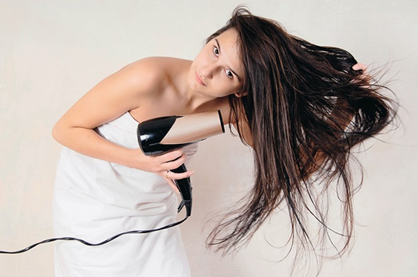Sấy tóc ngược từ dưới lên trên
