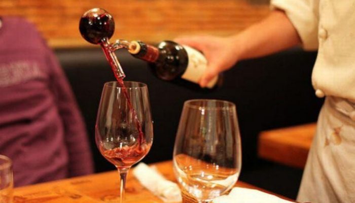 Cẩn thận khi uống rượu vang hết hạn sử dụng