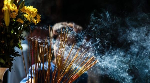 Tác hại tiềm ẩn của việc ngửi khói nhang hằng ngày
