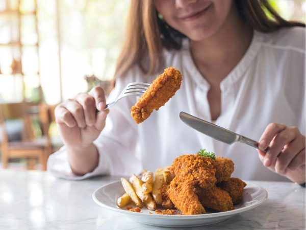 Nghiên cứu chỉ ra ăn uống không kiểm soát tăng nguy cơ bệnh về mắt
