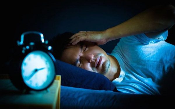 Tăm nước nóng, tập thể dục trước khi ngủ càng khiến bạn mất ngủ? Giải đáp hiểu lầm tai hại về việc mất ngủ