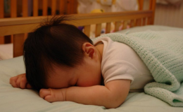 Nằm sấp có thể khiến trẻ sơ sinh bị đột tử khi ngủ! Tư thế ngủ nào là an toàn cho bé?