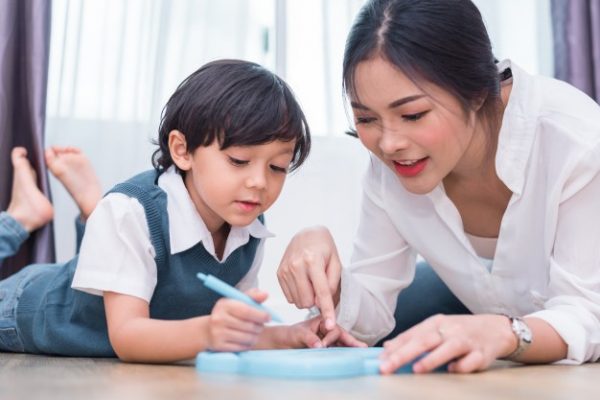 Người ta thường nói: “Con hư tại mẹ” nhưng nhà tôi thì ngược lại! Tôi may mắn khi lấy được vợ mình và tôi nghĩ vợ mình đã làm tốt 6 điều sau để có thể giáo dục con cái tốt hơn tôi!