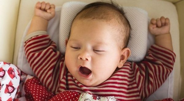 Nằm sấp có thể khiến trẻ sơ sinh bị đột tử khi ngủ! Tư thế ngủ nào là an toàn cho bé?