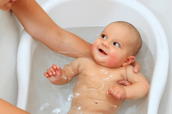 Mụn bất thường ở trẻ sơ sinh và cách chăm sóc mẹ cần lưu ý