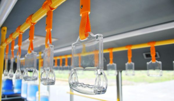 Người phụ nữ bất chấp lệnh cấm khạc nhổ bừa bãi! Khi bị tóm, nhổ cả nước bọt vào cảnh sát