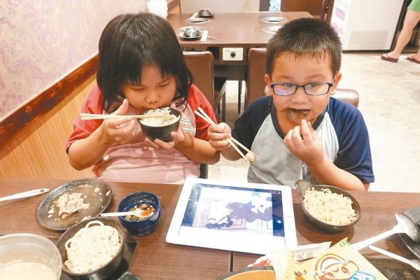 Vừa ăn vừa xem điện thoại – thói quen “ăn dần ăn mòn” sức khỏe của cả người lớn và trẻ em