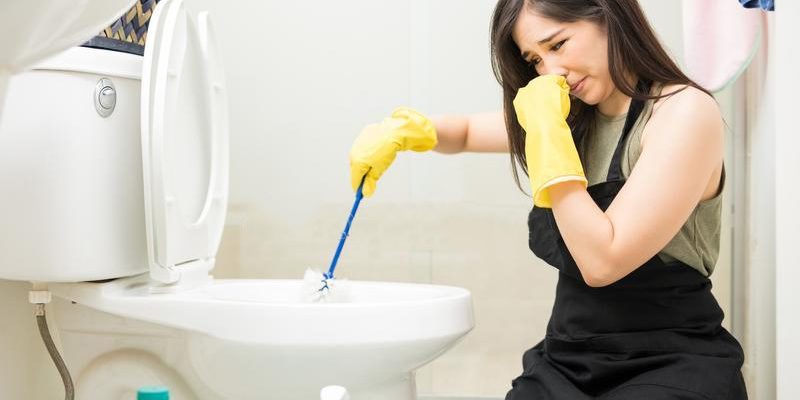 Rõ ràng thường xuyên vệ sinh bồn cầu mà sao vẫn có mùi hôi?