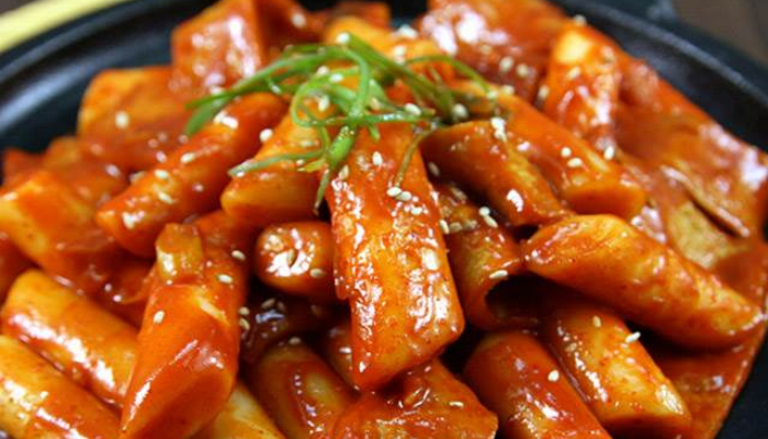 Muốn ăn thì lăn vào bếp: Tự làm món Tokbokki Hàn Quốc vừa cay vừa ngon