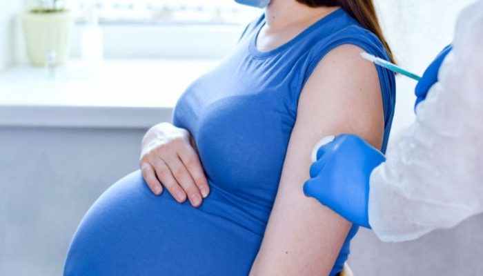 Mang thai tiêm vắc xin chống dịch bị bác sĩ từ chối? Tiêm vắc xin có lợi hay có hại cho thai nhi? 3 điều bắc sĩ căn dặn trước khi tiêm vắc xin.